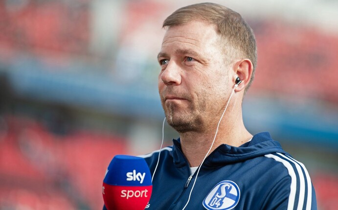 Schalkes Trainer Frank Kramer gibt vor einer Partie ein TV-Interview.