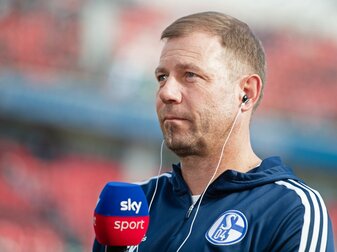 Schalkes Trainer Frank Kramer gibt vor einer Partie ein TV-Interview. Schalkes Trainer Frank Kramer gibt vor einer Partie ein TV-Interview.