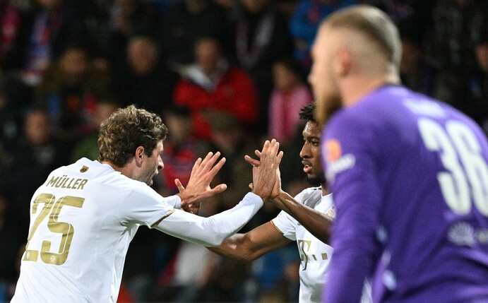 Bayerns Thomas Müller (l) jueblt mit Kingsley Coman, nachdem er zum 2:0 in Pilsen getroffen hat.