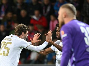 Bayerns Thomas Müller (l) jueblt mit Kingsley Coman, nachdem er zum 2:0 in Pilsen getroffen hat. Bayerns Thomas Müller (l) jueblt mit Kingsley Coman, nachdem er zum 2:0 in Pilsen getroffen hat.