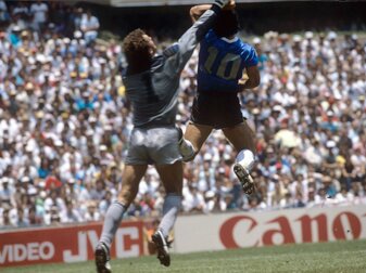 Fußballgeschichte: Diego Maradona (r) überlistet mit der «Hand Gottes» England-Keeper Peter Shilton. Fußballgeschichte: Diego Maradona (r) überlistet mit der «Hand Gottes» England-Keeper Peter Shilton.