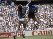 Fußballgeschichte: Diego Maradona (r) überlistet mit der «Hand Gottes» England-Keeper Peter Shilton.
