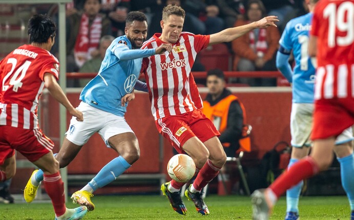 Union Berlin (rot-weiße Trikots) setzte sich durch ein spätes Tor auch daheim gegen Malmö FF durch.