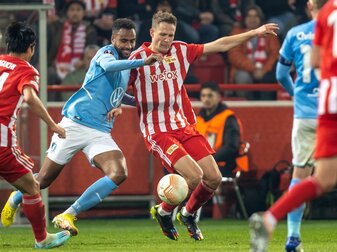 Union Berlin (rot-weiße Trikots) setzte sich durch ein spätes Tor auch daheim gegen Malmö FF durch. Union Berlin (rot-weiße Trikots) setzte sich durch ein spätes Tor auch daheim gegen Malmö FF durch.