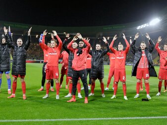 Auf nach München: Freiburgs Profis stimmen sich mit ihren Fans auf das Topspiel bei den Bayern ein. Auf nach München: Freiburgs Profis stimmen sich mit ihren Fans auf das Topspiel bei den Bayern ein.