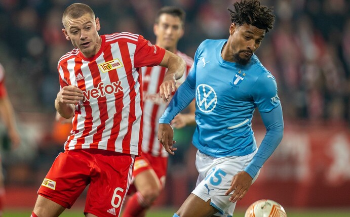 Berlins Julian Ryerson (l) kämpft gegen Sören Rieks von Malmö FF um den Ball.