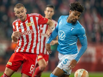 Berlins Julian Ryerson (l) kämpft gegen Sören Rieks von Malmö FF um den Ball. Berlins Julian Ryerson (l) kämpft gegen Sören Rieks von Malmö FF um den Ball.