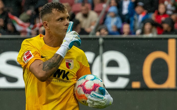 Augsburgs Torwart Rafal Gikiewicz legt den Zeigefinger an die Lippen.