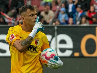 Augsburgs Torwart Rafal Gikiewicz legt den Zeigefinger an die Lippen. Augsburgs Torwart Rafal Gikiewicz legt den Zeigefinger an die Lippen.