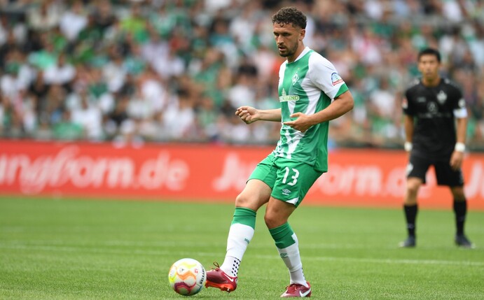 Werders Milos Veljkovic am Ball.