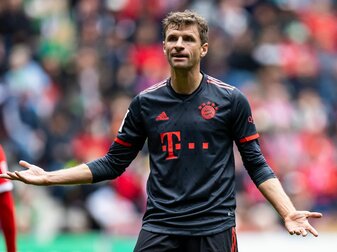 Musste zuletzt mit Rückenproblemen angeschlagen in der Champions League ausgewechselt werden: Thomas Müller. Musste zuletzt mit Rückenproblemen angeschlagen in der Champions League ausgewechselt werden: Thomas Müller.