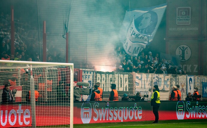 Fans von Malmö FF brennen Bengalische Feuer ab.