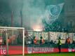 Fans von Malmö FF brennen Bengalische Feuer ab.