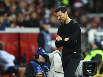 Leverkusens Trainer Xabi Alonso steht mit verschränkten Armen an der Seitenline. Leverkusens Trainer Xabi Alonso steht mit verschränkten Armen an der Seitenline.