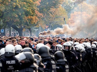 Das Hamburger Stadt-Derby zwischen St. Pauli und dem HSV wird von einem massiven Polizeiaufgebot begleitet. Das Hamburger Stadt-Derby zwischen St. Pauli und dem HSV wird von einem massiven Polizeiaufgebot begleitet.