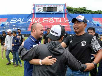 Fans und Offizielle des Arema FC umarmen sich nach einem Gebet im Kanjuruhan-Stadion, wo es zu einer Massenpanik kam. Fans und Offizielle des Arema FC umarmen sich nach einem Gebet im Kanjuruhan-Stadion, wo es zu einer Massenpanik kam.