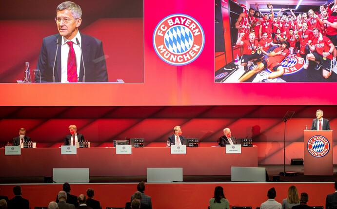 Bayern-Präsident Herbert Hainer spricht bei der Jahreshauptversammlung 2021.