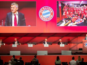 Bayern-Präsident Herbert Hainer spricht bei der Jahreshauptversammlung 2021. Bayern-Präsident Herbert Hainer spricht bei der Jahreshauptversammlung 2021.