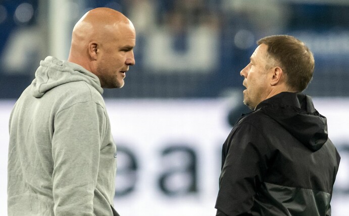 Schalkes Sportdirektor Rouven Schröder (l) und Trainer Frank Kramer unterhalten sich nach dem Spiel.