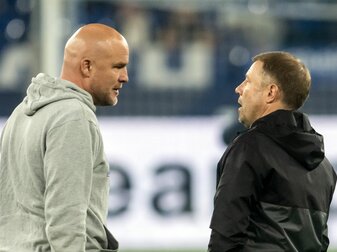 Schalkes Sportdirektor Rouven Schröder (l) und Trainer Frank Kramer unterhalten sich nach dem Spiel. Schalkes Sportdirektor Rouven Schröder (l) und Trainer Frank Kramer unterhalten sich nach dem Spiel.