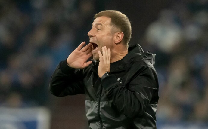 Frank Kramer bleibt vorerst Trainer des FC Schalke 04.