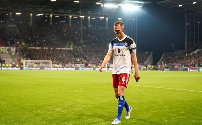 HSV-Kapitän Sebastian Schonlau musste nach der Roten Karte früh den Platz verlassen.