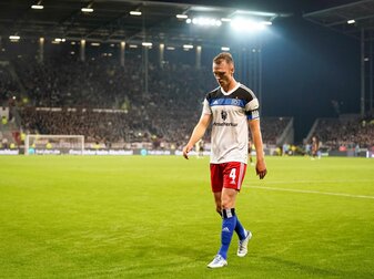 HSV-Kapitän Sebastian Schonlau musste nach der Roten Karte früh den Platz verlassen. HSV-Kapitän Sebastian Schonlau musste nach der Roten Karte früh den Platz verlassen.