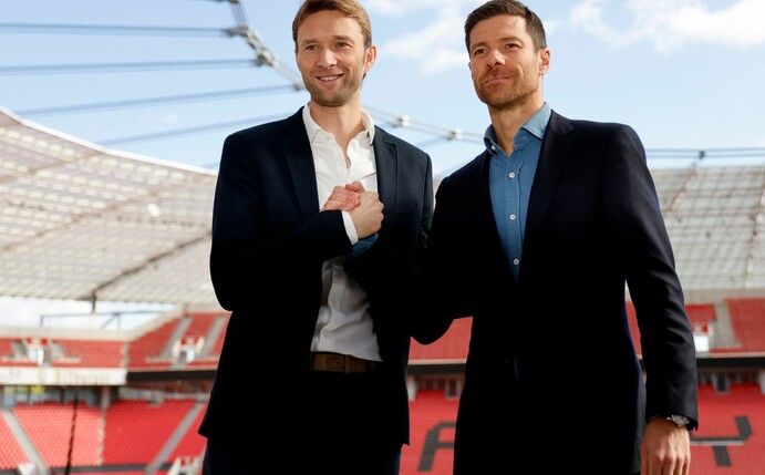 Bayer-Sportdirektor Simon Rolfes (l) und Trainer Xabi Alonso.