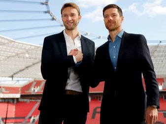 Bayer-Sportdirektor Simon Rolfes (l) und Trainer Xabi Alonso. Bayer-Sportdirektor Simon Rolfes (l) und Trainer Xabi Alonso.