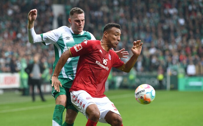 Der Mainzer Karim Onisiwo (r) kommt vor Werders Marvin Ducksch an den Ball.