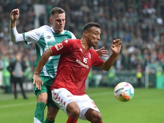 Der Mainzer Karim Onisiwo (r) kommt vor Werders Marvin Ducksch an den Ball. Der Mainzer Karim Onisiwo (r) kommt vor Werders Marvin Ducksch an den Ball.