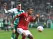 Der Mainzer Karim Onisiwo (r) kommt vor Werders Marvin Ducksch an den Ball.