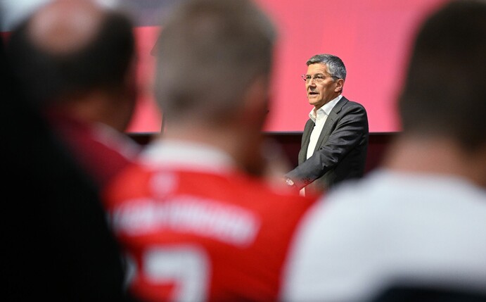 Herbert Hainer, der Präsident des FC Bayern, spricht bei der Jahreshauptversammlung auf der Bühne.