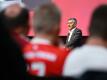 Herbert Hainer, der Präsident des FC Bayern, spricht bei der Jahreshauptversammlung auf der Bühne.