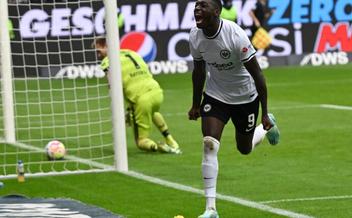 Frankfurts Randal Kolo Muani jubelt nach seinem Treffer gegen Bayer Leverkusen.