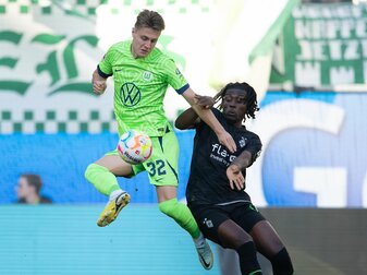 Wolfsburgs Mattias Svanberg (l) spielt im Zweikampf mit Gladbachs Manu Kone. Wolfsburgs Mattias Svanberg (l) spielt im Zweikampf mit Gladbachs Manu Kone.