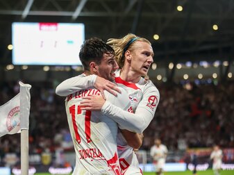 Leipzigs Emil Forsberg (r) jubelt mit Dominik Szoboszlai nach seinem Tor zur 1:0-Führung. Leipzigs Emil Forsberg (r) jubelt mit Dominik Szoboszlai nach seinem Tor zur 1:0-Führung.
