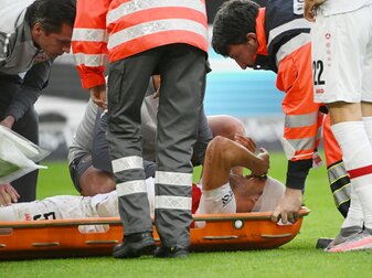 Stuttgarts Konstantinos Mavropanos wird vom Platz getragen. Stuttgarts Konstantinos Mavropanos wird vom Platz getragen.