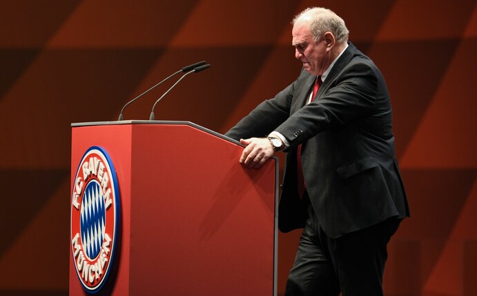 Uli Hoeneß, Ehrenpräsident des FC Bayern, steht am Rednerpult.