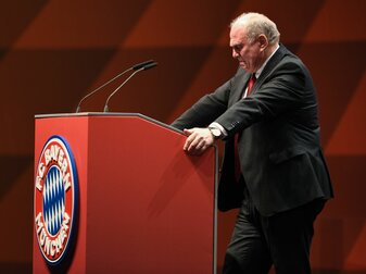 Uli Hoeneß, Ehrenpräsident des FC Bayern, steht am Rednerpult. Uli Hoeneß, Ehrenpräsident des FC Bayern, steht am Rednerpult.