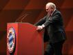 Uli Hoeneß, Ehrenpräsident des FC Bayern, steht am Rednerpult.