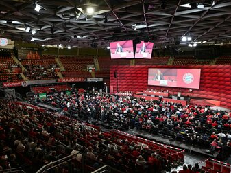 Mitglieder verfolgen die Jahreshauptversammlung. Mitglieder verfolgen die Jahreshauptversammlung.