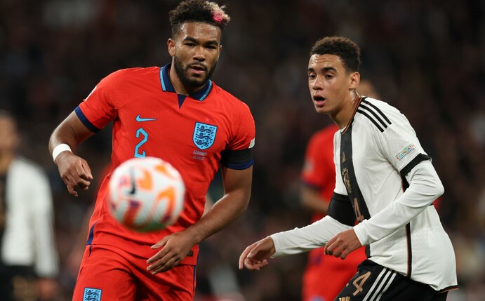 Hat sich eine Bänderverletzung zugezogen und droht für die WM in Katar auszufallen: Englands Reece James (l).