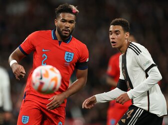 Hat sich eine Bänderverletzung zugezogen und droht für die WM in Katar auszufallen: Englands Reece James (l). Hat sich eine Bänderverletzung zugezogen und droht für die WM in Katar auszufallen: Englands Reece James (l).