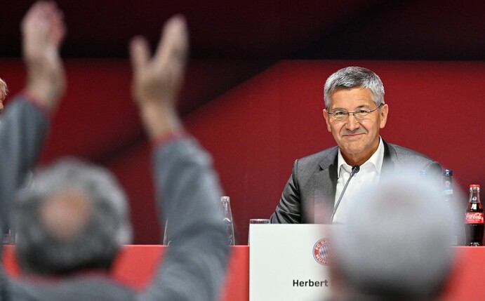 Mitglieder jubeln dem wiedergewählten Präsidenten des FC Bayern, Herbert Hainer, auf der Jahreshauptversammlung zu.