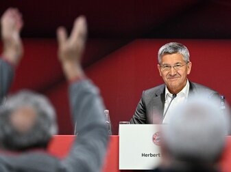Mitglieder jubeln dem wiedergewählten Präsidenten des FC Bayern, Herbert Hainer, auf der Jahreshauptversammlung zu. Mitglieder jubeln dem wiedergewählten Präsidenten des FC Bayern, Herbert Hainer, auf der Jahreshauptversammlung zu.