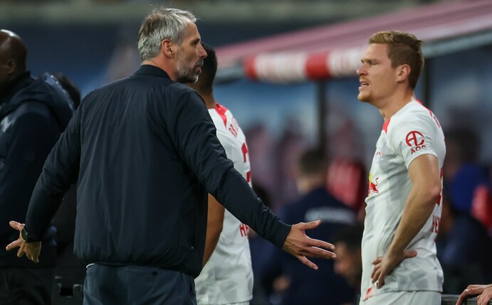 Leipzigs Trainer Marco Rose diskutiert nach einem Gegentor mit Marcel Halstenberg.
