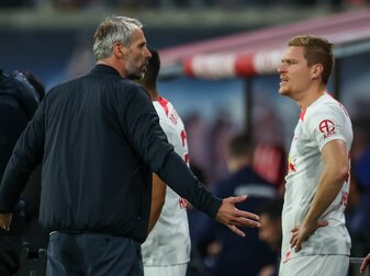 Leipzigs Trainer Marco Rose diskutiert nach einem Gegentor mit Marcel Halstenberg. Leipzigs Trainer Marco Rose diskutiert nach einem Gegentor mit Marcel Halstenberg.