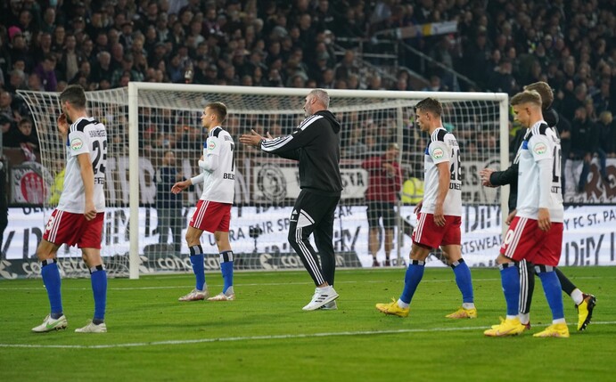 Hamburgs Trainer Tim Walter (M) und seine Spieler bedanken sich nach Spielende bei den HSV-Fans im Millerntor für die Unterstützung.