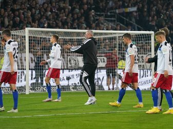 Hamburgs Trainer Tim Walter (M) und seine Spieler bedanken sich nach Spielende bei den HSV-Fans im Millerntor für die Unterstützung. Hamburgs Trainer Tim Walter (M) und seine Spieler bedanken sich nach Spielende bei den HSV-Fans im Millerntor für die Unterstützung.